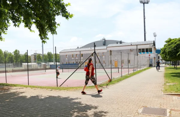 Če ne bi bilo pritožbe, bi gradbinci v športnem parku že začeli 
graditi bazen. Za zdaj se je začetek zamaknil za mesec dni. 