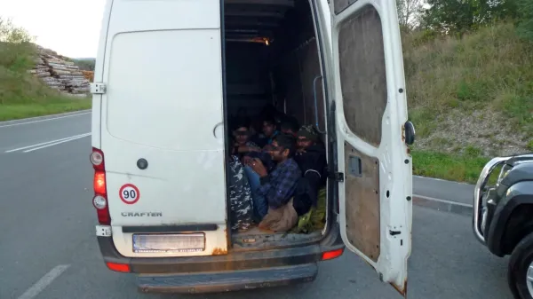 

Prevozniki so ilegalne migrante vozili v tovornih delih kombijev, 
včasih pa tudi v prtljažnikih osebnih vozil. 