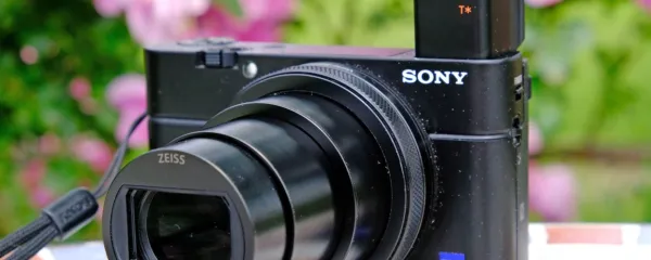 Sony RX100 VI  z iztegnjenim zumom in  elektronskim iskalom  