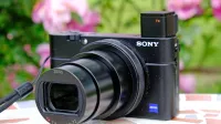 Sony RX100 VI  z iztegnjenim zumom in  elektronskim iskalom  