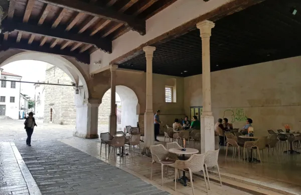 Terasa pod volti Pretorske palače  bo v prihodnje zaživela kot 
razstavni in družabni prostor.