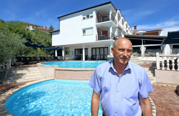 Hoteli Tomi je odprt že od konca maja, a gostje pridejo ob koncih 
tedna, med tednom jih skoraj ni. Mate Matjaž  pravi, da bodo 
domačim gostom ponudili različne popuste.

