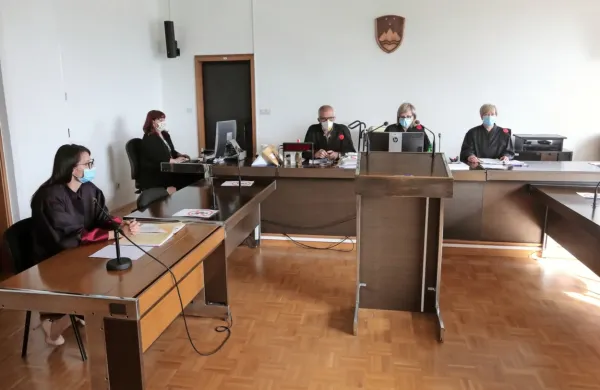 Marka Matića včeraj ni bilo na sodišče,  pritožbo njegove obrambe 
je senatu višjih sodnikov predstavila odvetnica Anja Zadnik 
(levo).
