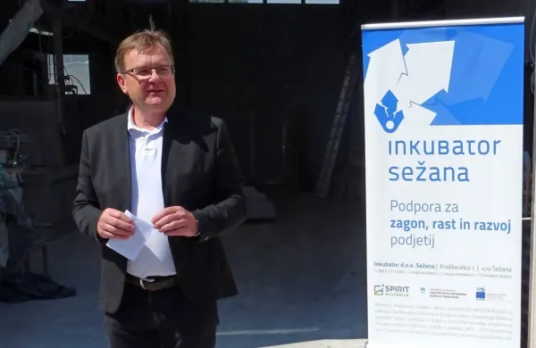 Dorijan Marsič na zaključku izdelave  kipov za projekt Mitski park, ki ga  Inkubator prek državnega razpisa  izvaja  z Občino Hrpelje-Kozina.

 

