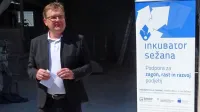 Dorijan Marsič na zaključku izdelave  kipov za projekt Mitski park, ki ga  Inkubator prek državnega razpisa  izvaja  z Občino Hrpelje-Kozina.

 

