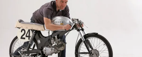 Stevo Vujič obožuje Tomosove motorje. Poudarja, da je Tomos Istri 
in nekdanji Jugoslaviji prinesel veliko več kot le zgodbo o 
dvokolesnikih.