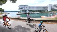 Sava Turizem je odpustila osem  zaposlenih  iz  skupnih služb  iz 
nekdanje družbe Hoteli Bernardin, ki si jo je pripojila aprila 
letos.