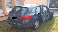 Pri trku opla   v zid se je eden od prebežnikov huje poškodoval, v 
bolnišnici so ugotovili, da ima zlomljeno medenico.