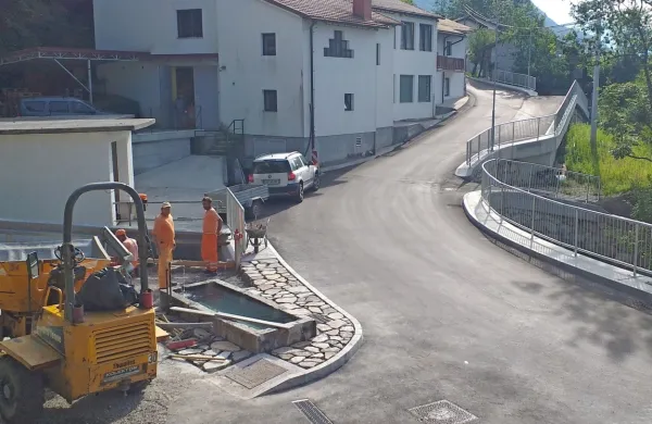 Cesto so razširili, prenovili in ob njej uredili komunalno infrastrukturo. 