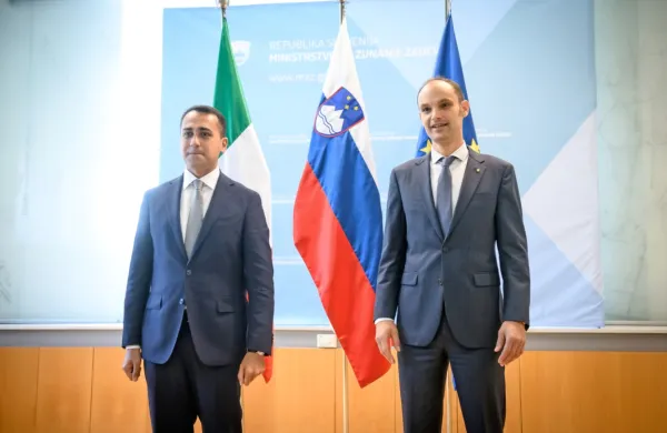 Luigi Di Maio in Anže Logar sta se pogovarjala tudi o vrnitvi 
Narodnega doma v Trstu slovenski skupnosti in drugih manjšinskih vprašanjih.