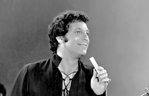 Svetovno znani valižanski glasbenik Tom Jones, ki se je lani ustavil 
tudi v Ljubljani, danes praznuje 80 let. (Foto vir: Wikipedia)