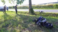 Voznik avtomobila je  pred štirimi leti presekal pot motoristu, ki se  
je  z dekletom peljal od Bertokov proti Bivju.
