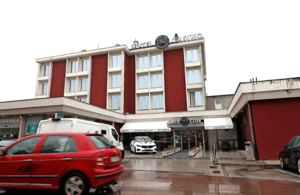 



Septembra lani je Šved pred hotelom v Ajdovščini po vratu porezal 
Francoza, a se dogodka ne spominja.