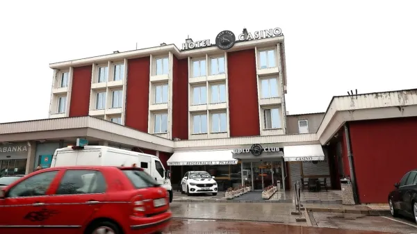 



Septembra lani je Šved pred hotelom v Ajdovščini po vratu porezal 
Francoza, a se dogodka ne spominja.