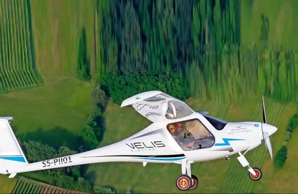 Pomemben mejnik za Pipistrel bo letos začetek proizvodnje 
prvega certificiranega električnega letala na svetu Velis Electro, za 
katerega prav te dni prejemajo certifikat Evropske letalske agencije.
