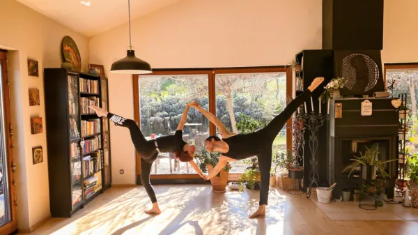 Nastja in Michal sta dnevno sobo spremenila v plesno dvorano.