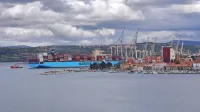 Ker je Luka Koper z vsemi svojimi pristaniškimi dejavnostmi zelo 
vpeta v mesto, bo vsako leto prispevala denar za omilitev težav, s 
katerimi se zaradi tega soočajo njegovi prebivalci. 