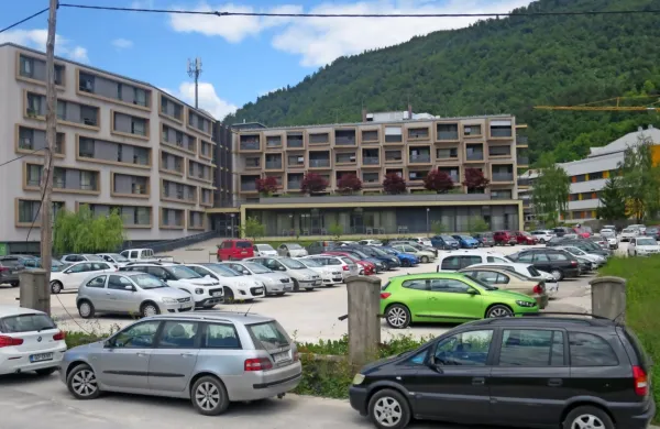 Svetnike občine Idrija je zmotilo tretjinsko Zidgradovo povišanje najema prostora za parkiranje na neurejenem makadamskem prostoru.