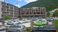 Svetnike občine Idrija je zmotilo tretjinsko Zidgradovo povišanje najema prostora za parkiranje na neurejenem makadamskem prostoru.