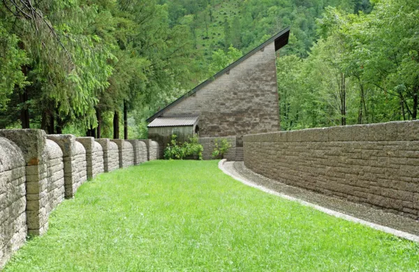 Prenovljeno in očiščeno Nemško kostnico bodo med vodenimi 
ogledi  v notranjosti osvetlili. 