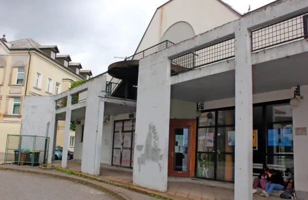 Stavba postojnske avtobusne postaje, ki  je v zelo slabem stanju in 
zanemarjena, že dolgo kazi podobo turističnega mesta. 



