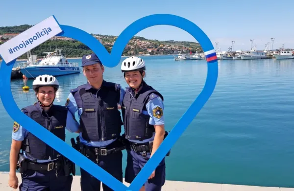 Mimoidoči so se v Kopru lahko fotografirali s policijskim čolnom v 
ozadju.