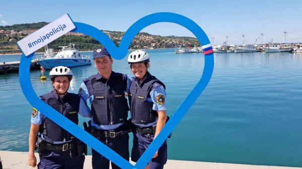 Mimoidoči so se v Kopru lahko fotografirali s policijskim čolnom v 
ozadju.