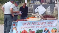 Inšpektorji ne morejo preganjati vseh obcestnih prodajalcev,  
ampak le  tiste,  ki v bližini nimajo sanitarij in tekoče vode, zavajajo,   
živila hranijo neustrezno ...