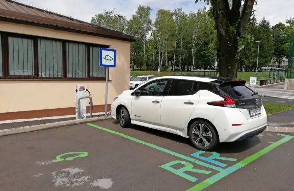 Na parkirišču pri domu na Vidmu je ena od dveh električnih 
polnilnic v mestu, druga je pri občini.