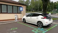 Na parkirišču pri domu na Vidmu je ena od dveh električnih 
polnilnic v mestu, druga je pri občini.
