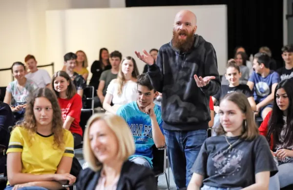  130 mladih v Kopru vendarle ni ostalo brez nagradne prireditve: razdeljene v dve skupini je nasmejala skupina  Lastniki humorja. 