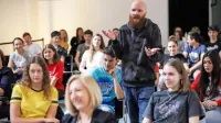  130 mladih v Kopru vendarle ni ostalo brez nagradne prireditve: razdeljene v dve skupini je nasmejala skupina  Lastniki humorja. 