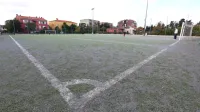 Eno od dveh pomožnih igrišč ob stadionu. Že leta 2013  je bilo na 
njem videti več polnila kot  umetne  trave, kar je botrovalo  
marsikateri poškodbi.

