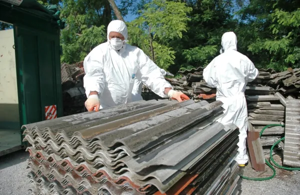 Pri varnem odstranjevanju azbesta je treba  uporabiti delovno 
obleko za enkratno uporabo, zaščitno masko in gumijaste rokavice.