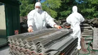 Pri varnem odstranjevanju azbesta je treba  uporabiti delovno 
obleko za enkratno uporabo, zaščitno masko in gumijaste rokavice.