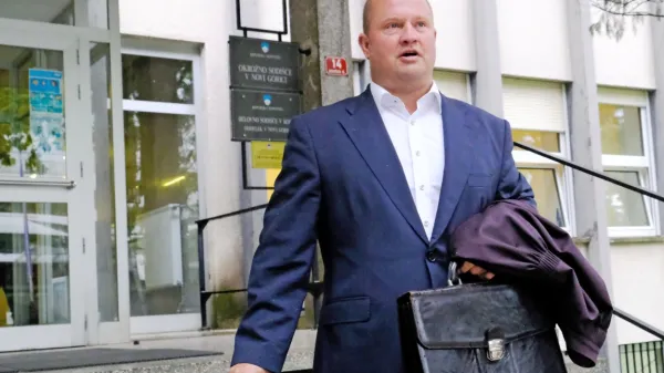 Odvetnik Silvester Polanc meni, da je bil dogodek v Ozeljanu pred 
skoraj dvema letoma insceniran.