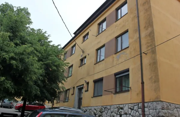 Občinska stanovanja so v glavnem starejša in  v slabem stanju, kar 
terja veliko vzdrževalnih del. Naprodaj so trenutno štiri: na Ulici 
prvega maja 14 in 16 (na fotografiji)  in na Ljubljanski cesti 30.  



