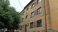 Občinska stanovanja so v glavnem starejša in  v slabem stanju, kar 
terja veliko vzdrževalnih del. Naprodaj so trenutno štiri: na Ulici 
prvega maja 14 in 16 (na fotografiji)  in na Ljubljanski cesti 30.  



