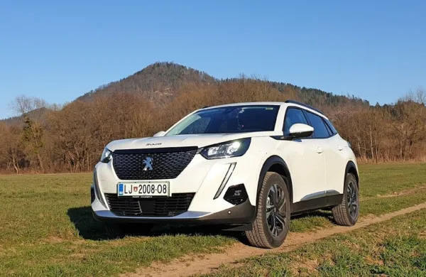 Peugeot 2008 je po sedmih uspešnih letih dočakal novo generacijo, ki ima potencial, da bo presegla 
priljubljenost predhodnika. Na prvi pogled očara s slogom, ki ga dopolni še z vsebino.