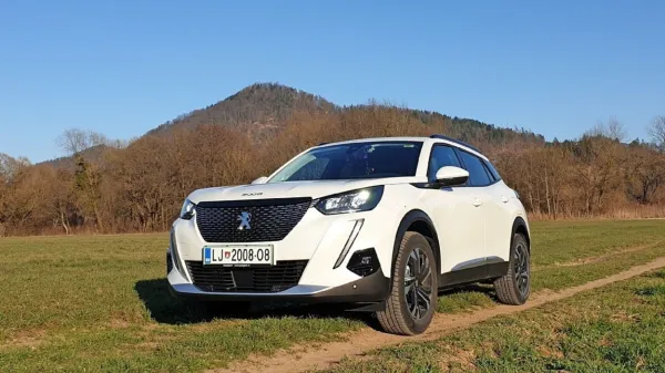 Peugeot 2008 je po sedmih uspešnih letih dočakal novo generacijo, ki ima potencial, da bo presegla 
priljubljenost predhodnika. Na prvi pogled očara s slogom, ki ga dopolni še z vsebino.