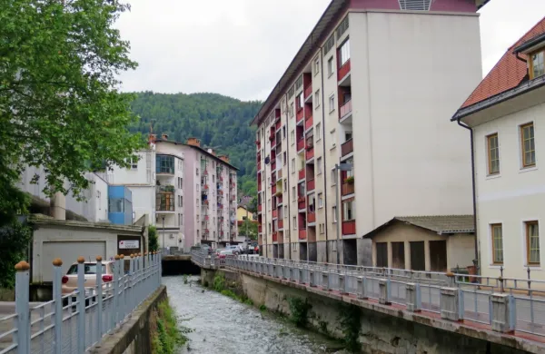 85 odstotkov stanovanj v Idriji je bilo zgrajenih v bivših treh 
državah, 815 je praznih, pomanjkanje stanovanj pa je veliko.  