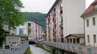 85 odstotkov stanovanj v Idriji je bilo zgrajenih v bivših treh 
državah, 815 je praznih, pomanjkanje stanovanj pa je veliko.  