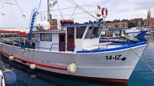 V poletnih mesecih se bo vsak konec tedna mogoče štirikrat na 
dan zapeljati  med Ankaranom in Piranom s postankoma v Kopru in 
Izoli z barko Zlatoperka ( na fotografiji).   