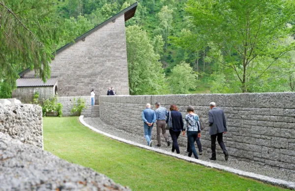 V notranjosti kostnice so položili venec, zaradi  koronavirusa pa je 
vanjo vstopalo hkrati le po šest ljudi. 