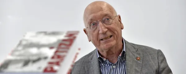 Jože Pirjevec se je  v novi knjigi z naslovom Partizani   posvetil notranji dinamiki med partizani, njihovi intelektualni širini, 
pa tudi    dramatičnosti dogajanja -   začelo se je   kot  pluralno gibanje,   končalo pa kot monolit. 