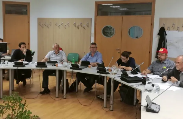 Direktor Kraškega vodovoda Primož Turšič (desno) je divaškim občinskim svetnikom pojasnil slabosti zajezitve  Padeža, ki bi bil vodni  
vir le za  Istro.