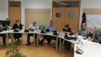 Direktor Kraškega vodovoda Primož Turšič (desno) je divaškim občinskim svetnikom pojasnil slabosti zajezitve  Padeža, ki bi bil vodni  
vir le za  Istro.
