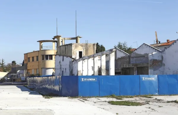  Ob tovarniških ostankih, ki imajo status kulturnega spomenika 
oziroma industrijske dediščine, naj bi zrasel muzej ribiške industrije.   