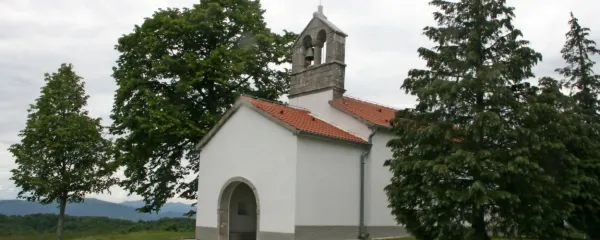 Lično in skrbno obnovljena cerkvica v Gabrku, skupaj z bližnjim 
obnovljenim kalom sta pravi kraj miru in postanka za izletnike. 