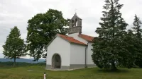 Lično in skrbno obnovljena cerkvica v Gabrku, skupaj z bližnjim 
obnovljenim kalom sta pravi kraj miru in postanka za izletnike. 